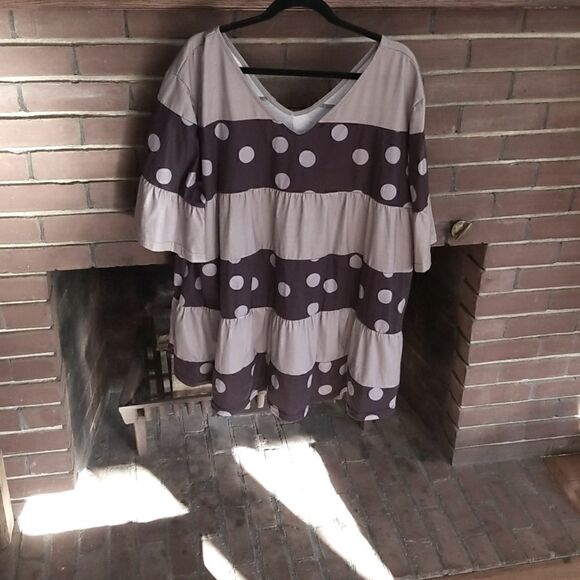 Flowy top with dots. Size 2X. - Picture 1 of 2